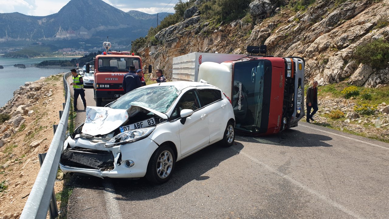 Kamyonetle Otomobil Çarpıştı: 6 Yaralı