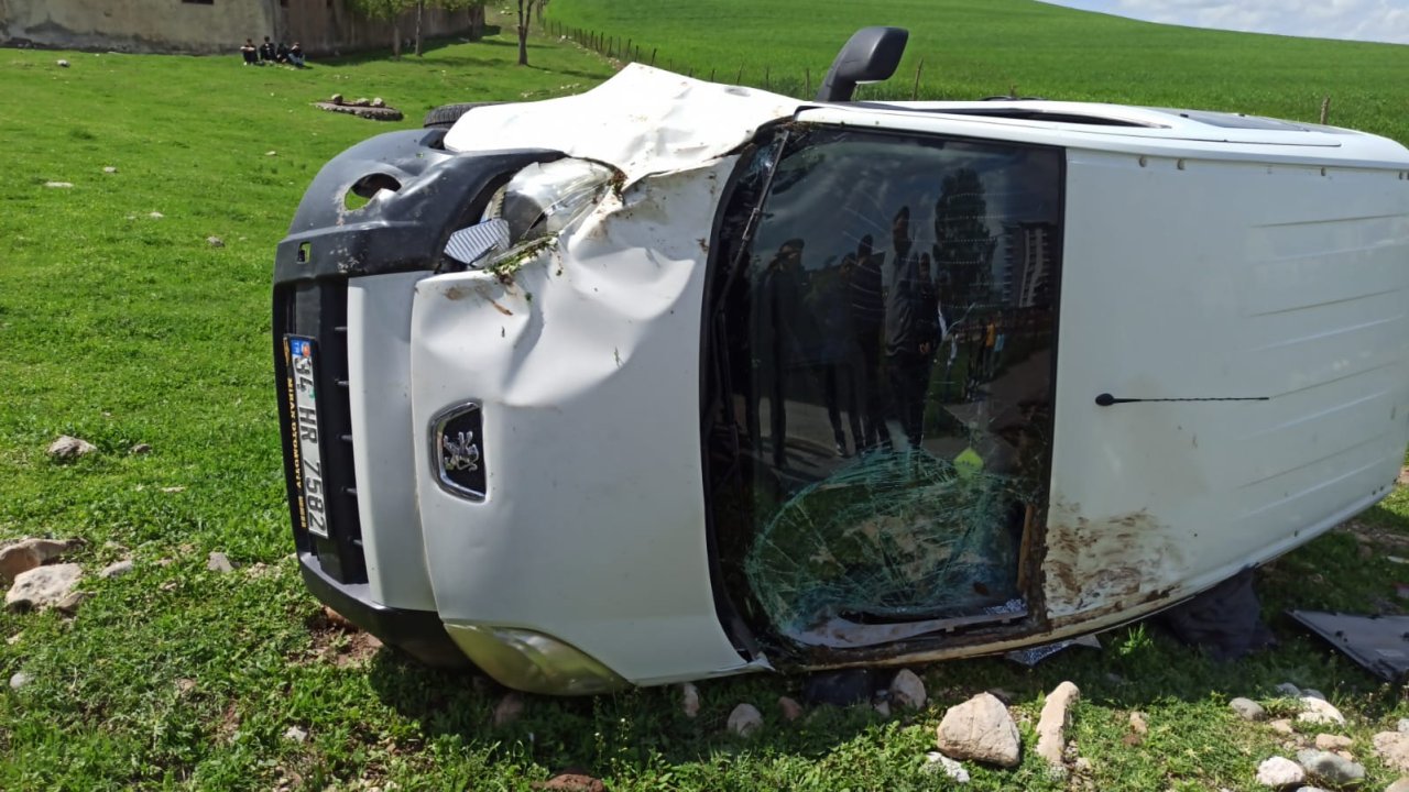 Çocuğa Çarpmamak İçin Manevra Yaptı, Araç Takla Attı