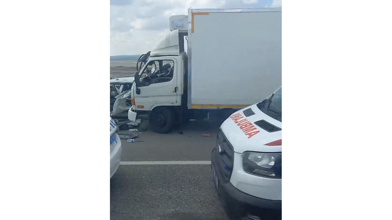 Emniyet Şeridinde Patlayan Lastiği Değiştirirken Kamyonet Çarptı: 1 Ölü, 3 Yaralı