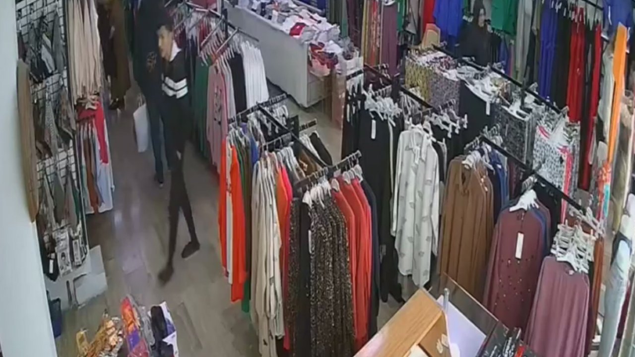 Mağazada Terliği Bırakıp, Ayakkabıyı Çaldı