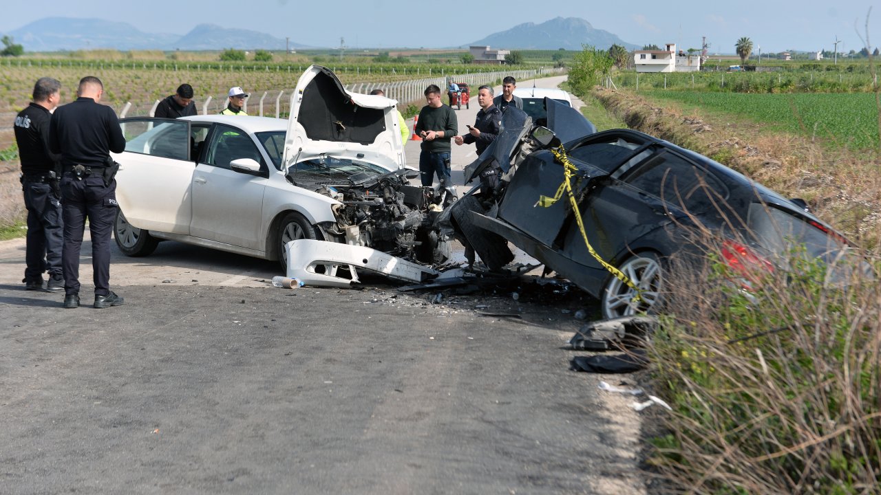 Adana'da 2 Otomobil Çarpıştı; 1 Ölü, 4 Yaralı