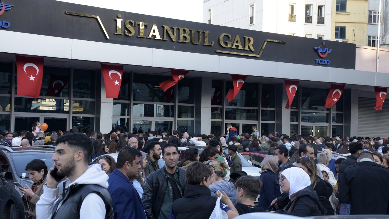 Eminönü'nde İnsan Seli Trafiği Alt Üst Etti
