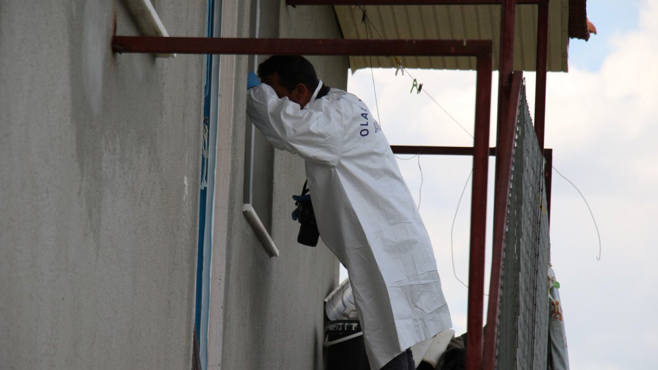 Yatalak Eşini Tüfekle Öldürüp, İntihar Etti