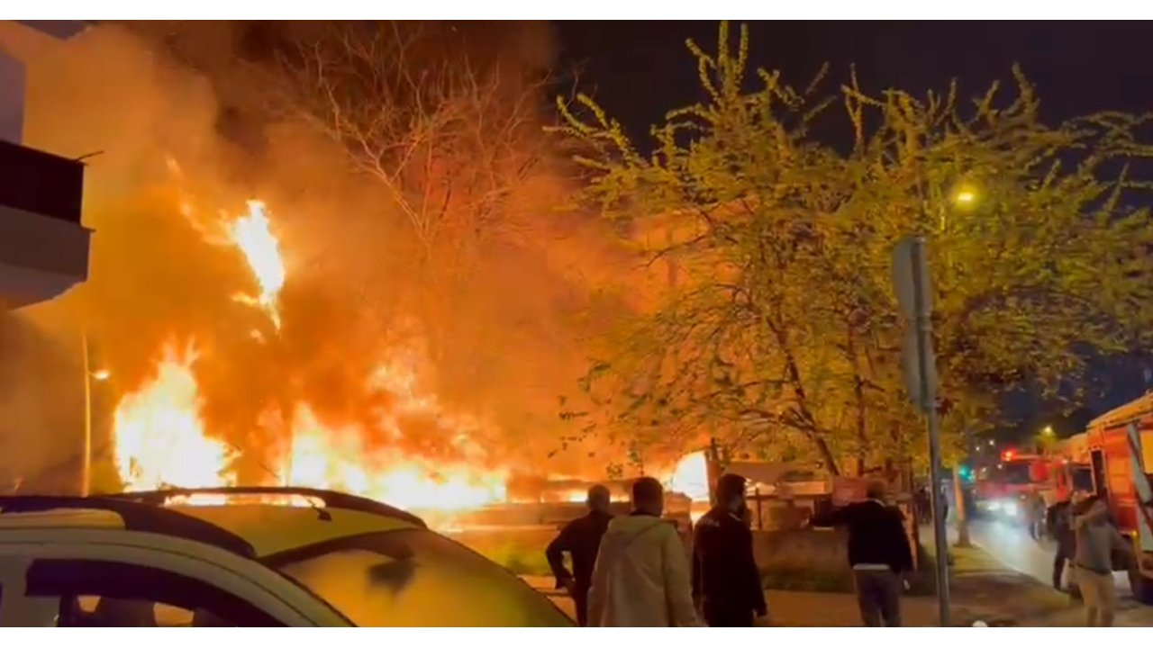 Esenyurt'ta İkinci El Eşyaların Satıldığı Dükkan Alev Alev Yandı