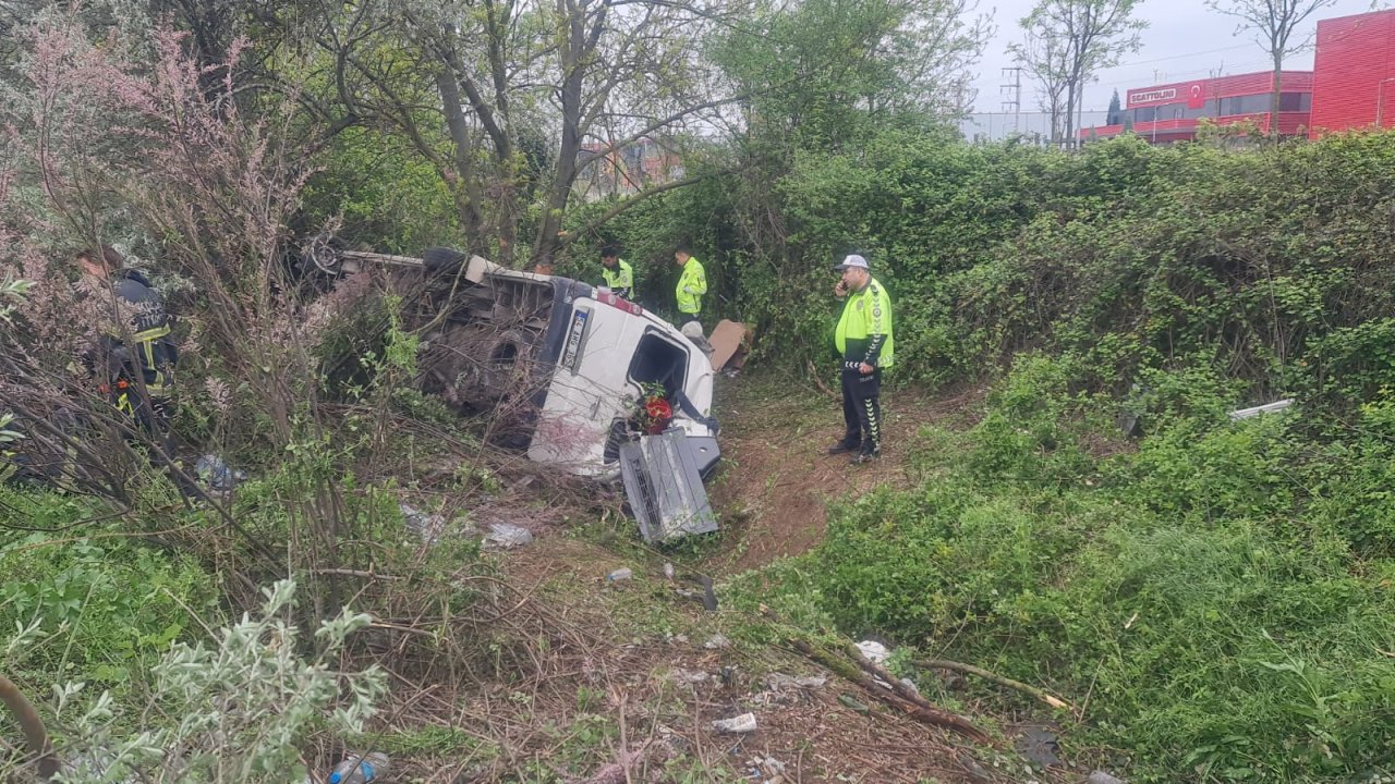 Düğüne Gidenleri Taşıyan Minibüs Şarampole Devrildi: 14 Yaralı