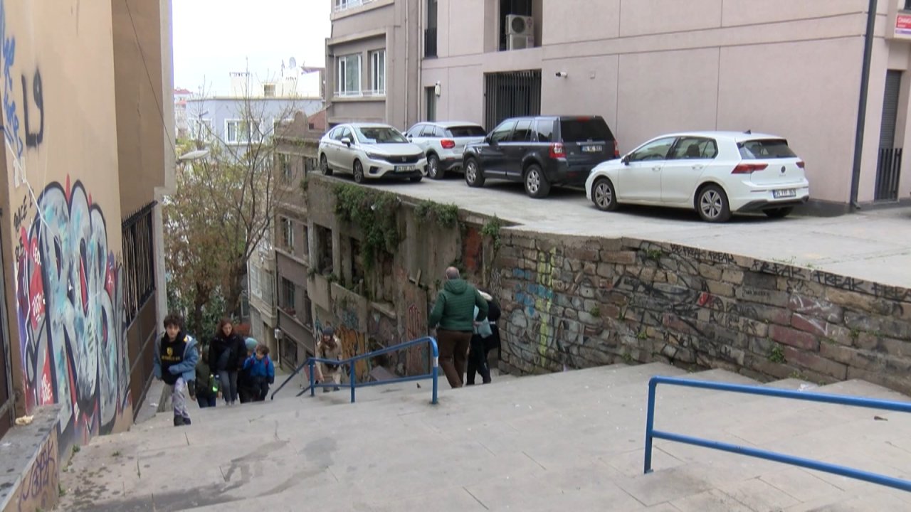 Metruk Binanın Üstünde Korkutan Otopark