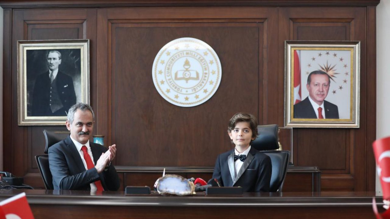 Bakan Özer, Koltuğunu 11 Yaşındaki Kaan Can'a Devretti