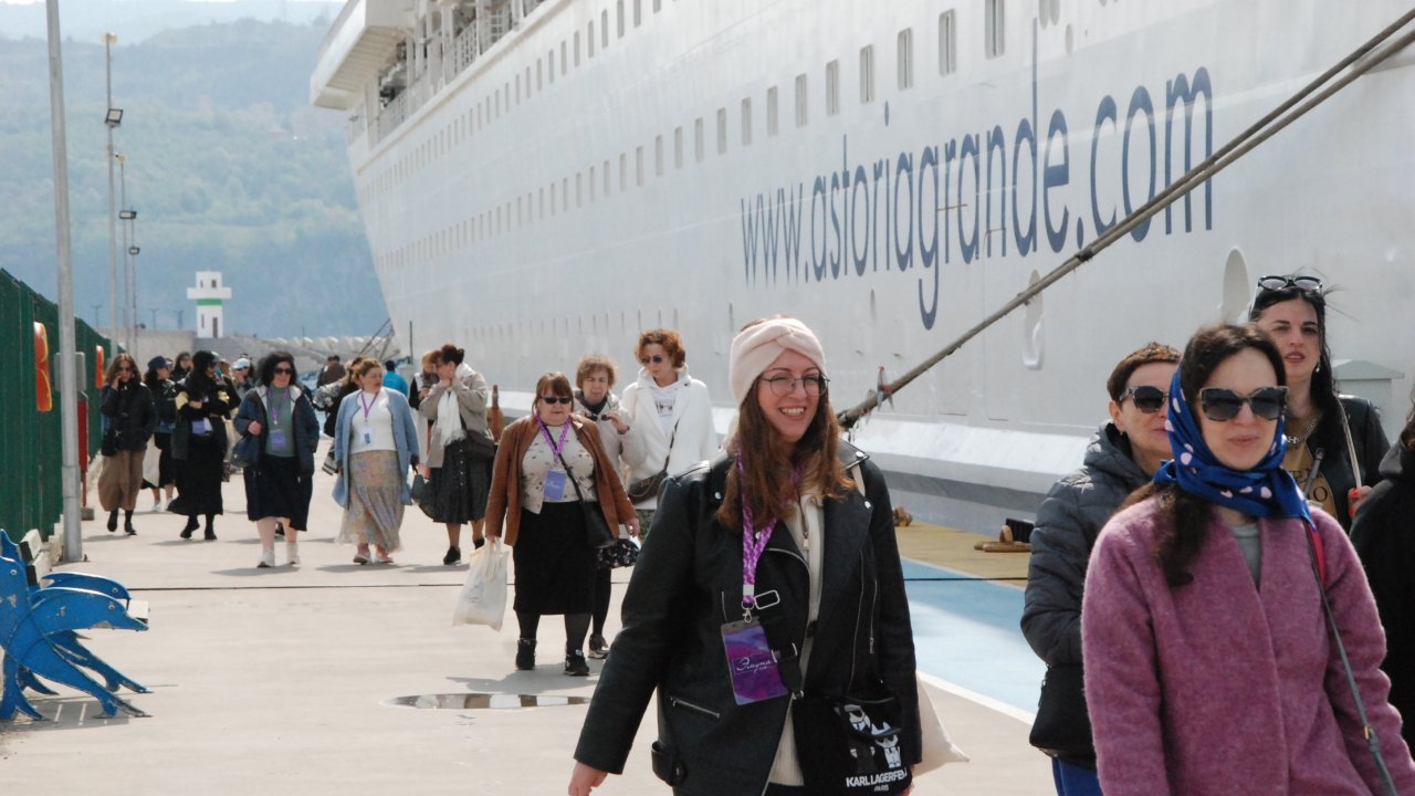 Amasra'ya Kruvaziyerle Sezonunun İlk Turistleri Geldi
