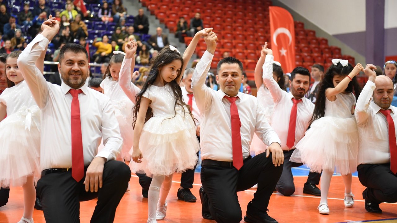 Minik Öğrenciler Babaları Ve Dedeleriyle Dans Etti