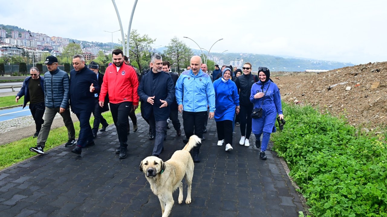 Bakan Karaismailoğlu, Vatandaşlarla Trabzon Sahilinde Yürüdü