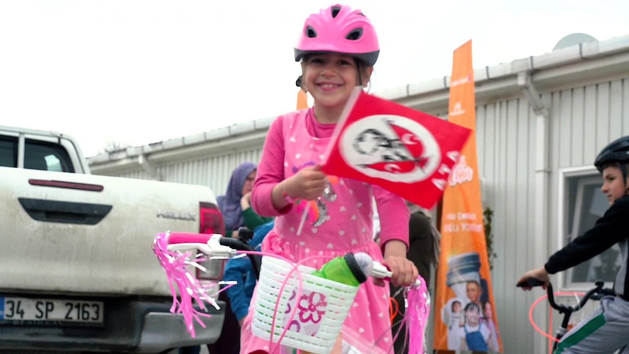 Depremzede Çocuklara Bisiklet Hediye Ettiler