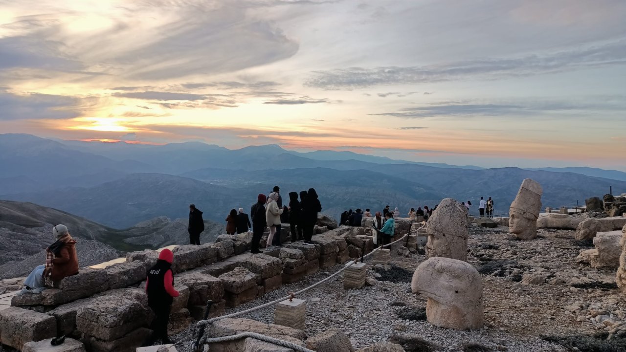 Nemrut Dağı'na Ramazan Bayramı'nda Ziyaretçi Akını