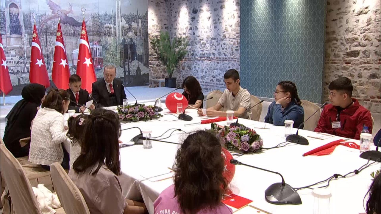Cumhurbaşkanı Erdoğan Depremzede Çocukları Dolmabahçe’de Ağırladı