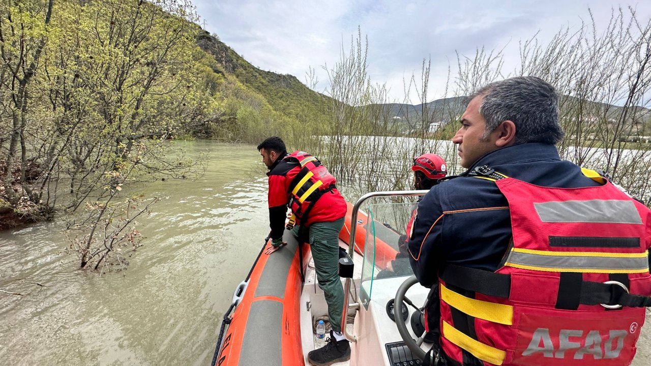 Munzur Çayı'na Uçan Otomobildeki 3 Kişiyi Arama Çalışmalarında 3'üncü Gün