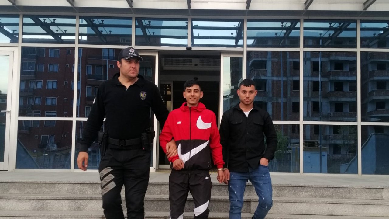 Caminin Tuvalet Kapılarını Çalan 2 Şüpheli Tutuklandı