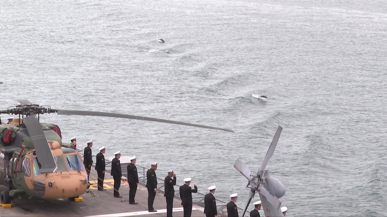 Tcg Anadolu'ya Boğaz Geçişinde Yunuslar Da Eşlik Etti