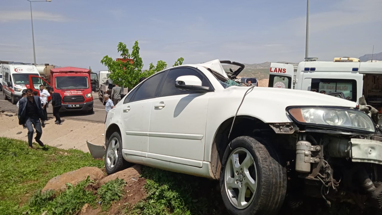 Kamyonetle Otomobil Çarpıştı; 2 Ölü, 8 Yaralı