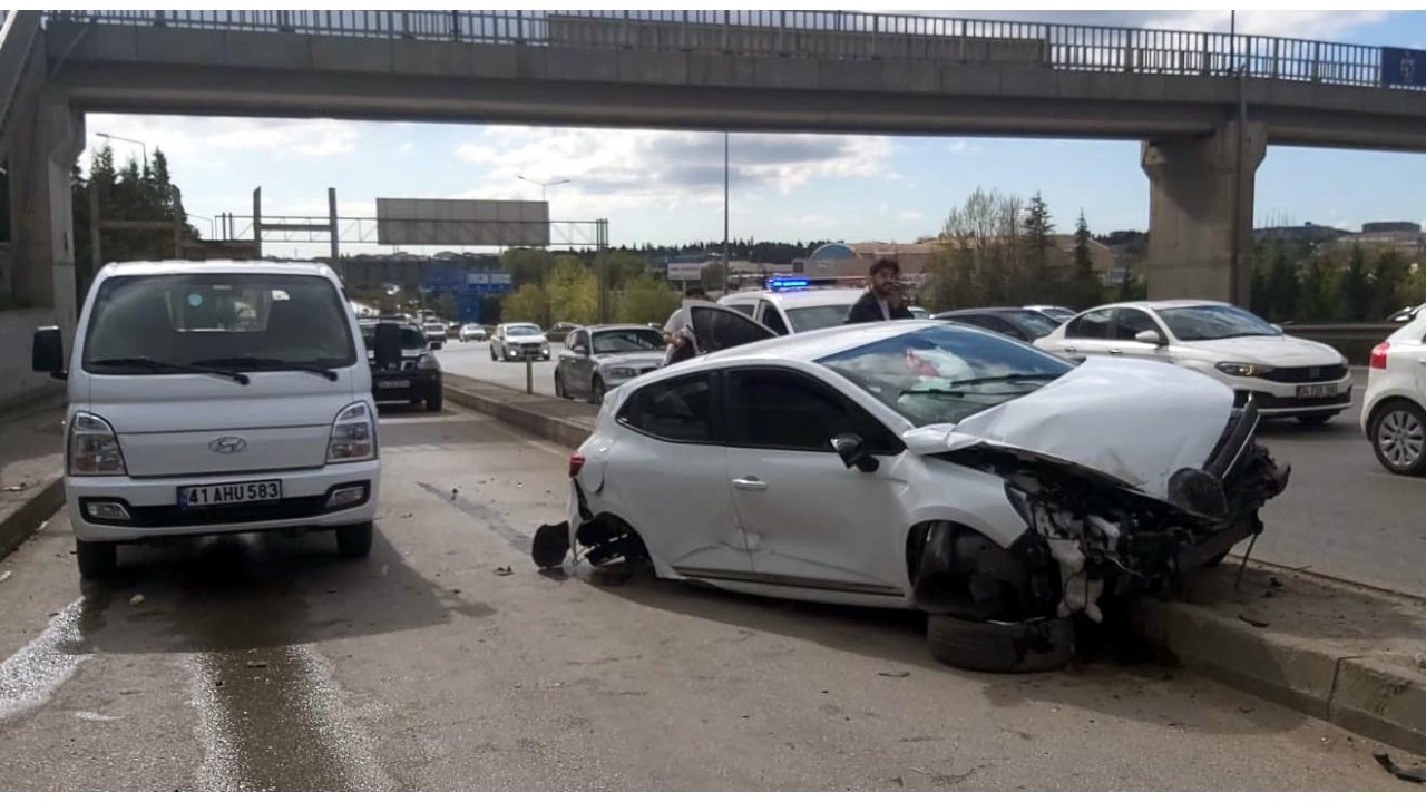 Otomobil, Üst Geçidin Ayağına Çarptı: 1'i Ağır, 3 Yaralı