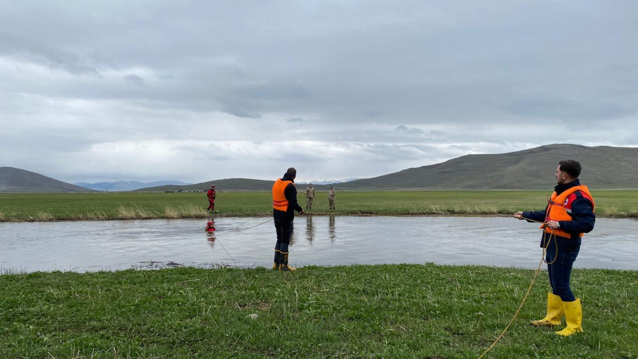 Nehre Giren Hayvanlarını Kurtarmak İsterken Suya Düşüp, Kayboldu