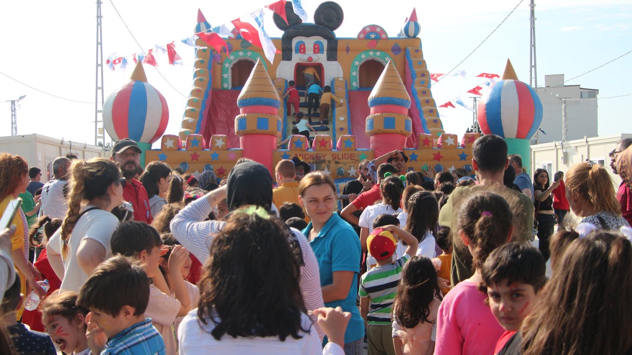 Depremzede Çocuklar, Üsküdar Belediyesi'nin Düzenlediği 23 Nisan Etkinliğinde Eğlendi