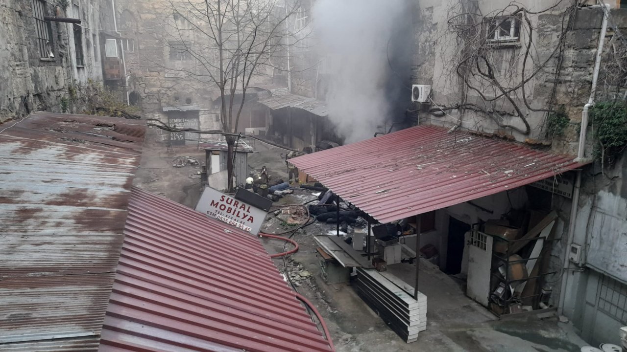 Fatih'te Tarihi Handaki İş Yerinde Çıkan Yangın Söndürüldü