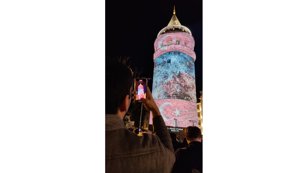 Galata Kulesi 23 Nisan'da Atatürk'ün Fotoğraflarıyla Renklendi
