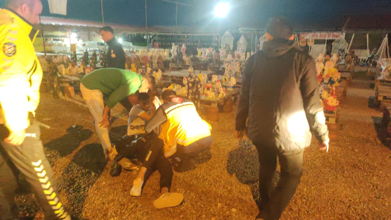 Tatilden Dönen Arkadaşlar Otomobilden İnip Bıçak Ve Sopalarla Birbirine Saldırdı: 3 Yaralı