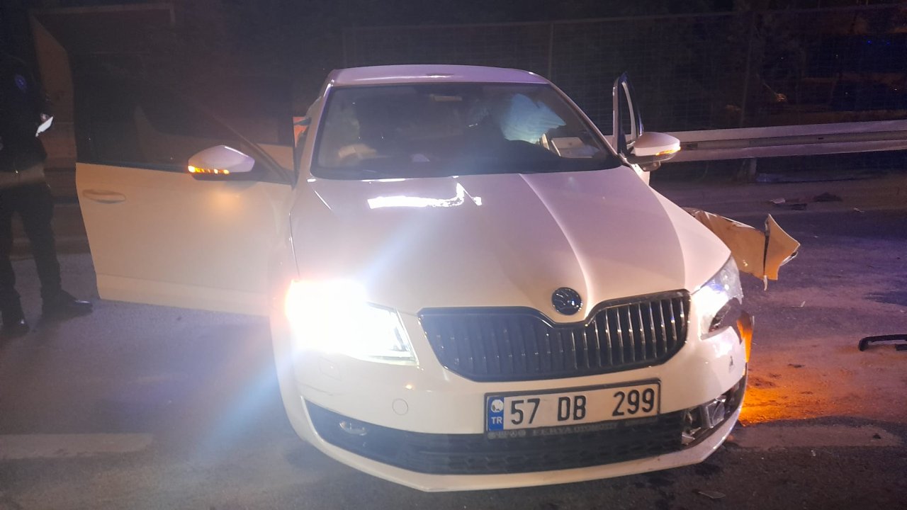 Bayrampaşa'da Bariyerlere Çarpan Otomobil Sürücüsünün Ayağı Koptu