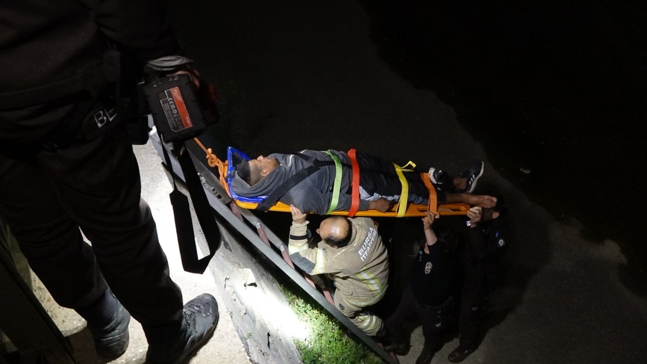 Bekçilerden Kaçtı, Dereye Atlayıp Ayağını Kırdı