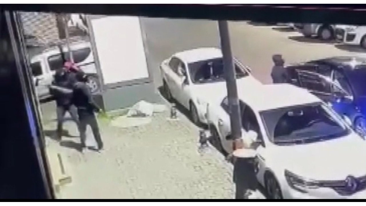 Zeytinburnu'nda Balyozla Kapıyı Kırıp, Kasayı Çaldılar