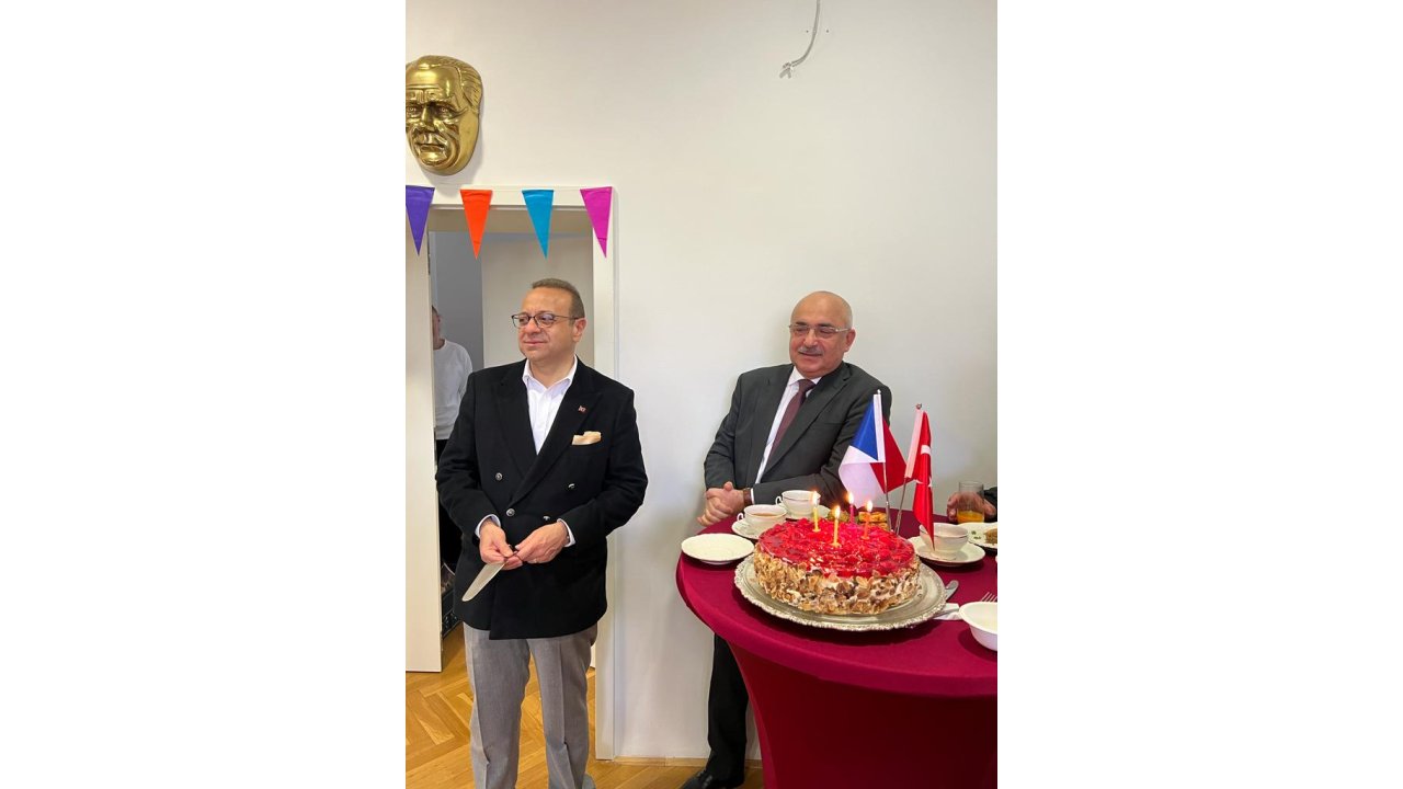 Prag’da Egemen Bağış’a Doğum Günü Sürprizi