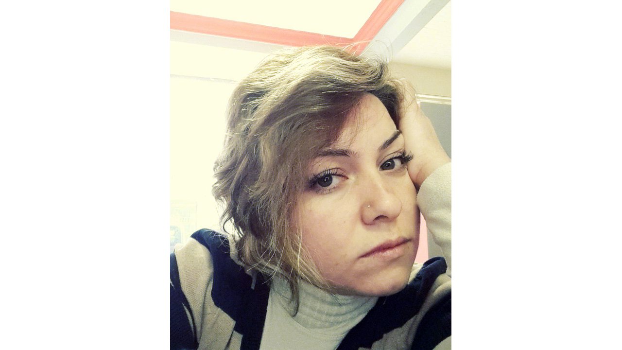 Ek Fotoğraf//avcılar’da Binadan Düşen Beton Parçası Yoldan Geçen Kadının Üzerine Düştü