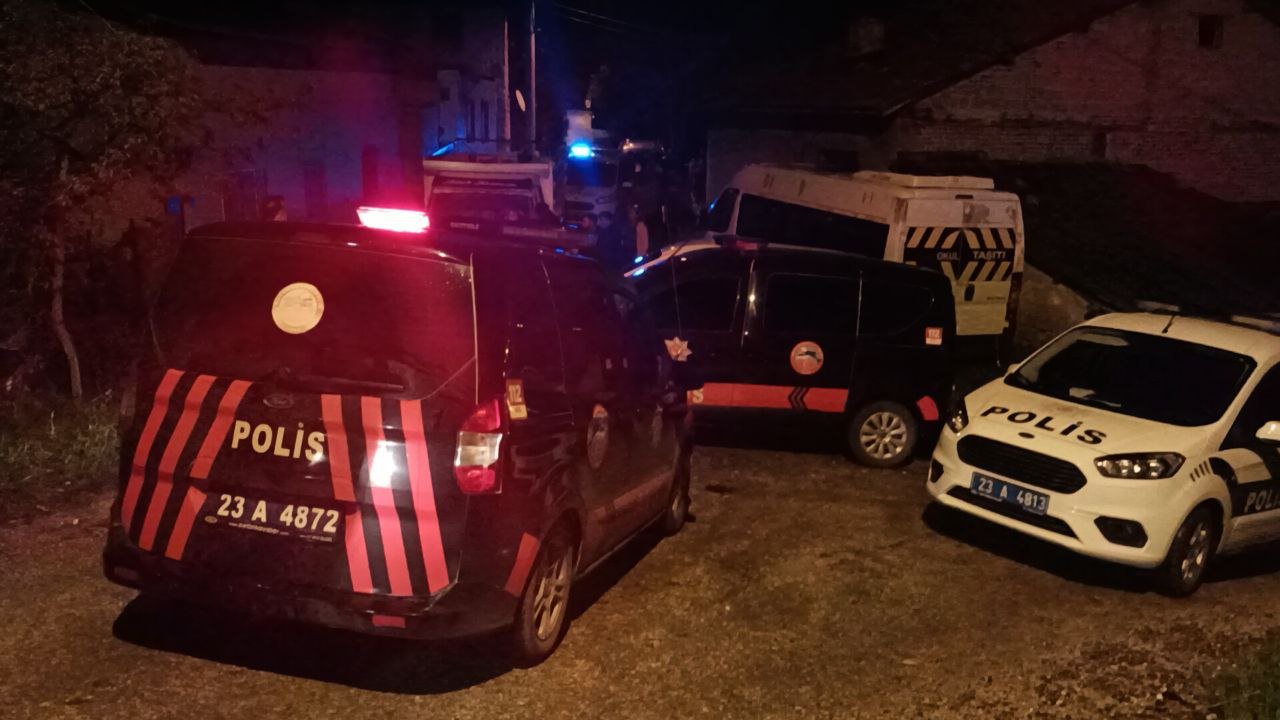 Elazığ'da Komşu Aileler Arasında Bıçak Ve Sopalı Borç- Alacak Kavgası: 3 Yaralı