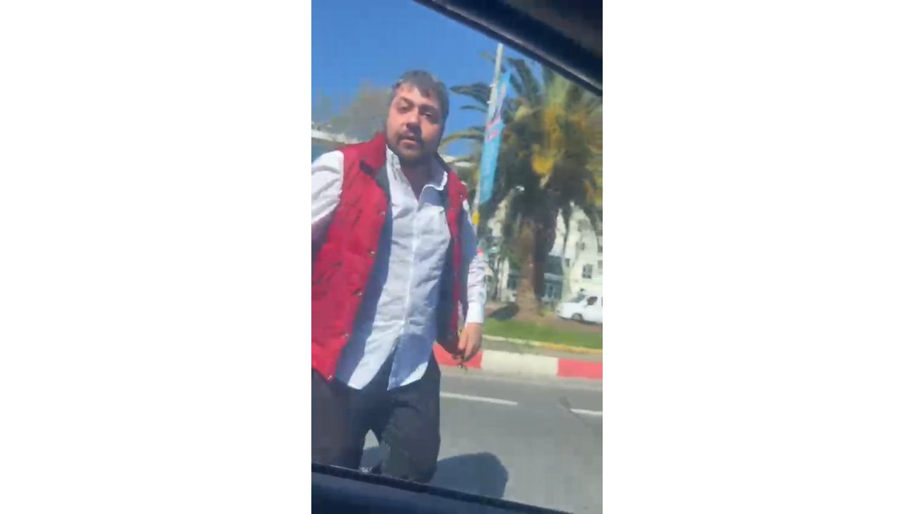 Fatih'te Yol Verme Tartışmasında Otomobilin Aynası Ve Camını Kırdı