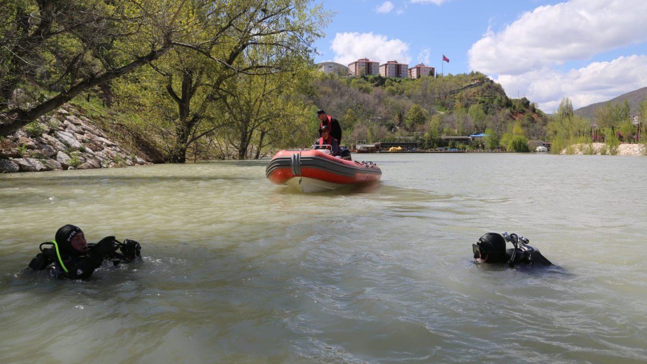 Munzur Çayı'na Uçan Otomobildeki 3 Genç, 5 Gündür Aranıyor