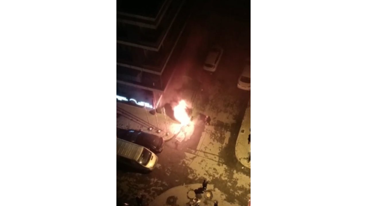 Gaziosmanpaşa'da Park Halindeki Kamyonet Alev Alev Yandı