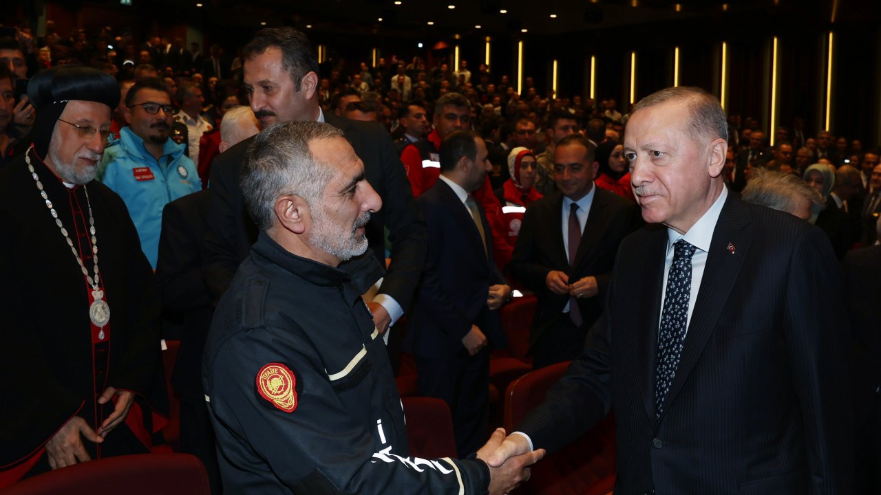 Erdoğan: Deprem Bölgesinde 1 Yıl İçinde 319 Bin Konut Teslim Edeceğiz