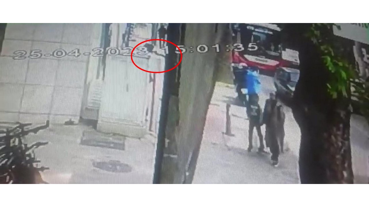 İzmir'de, Bankanın Güvenlik Görevlisi Ve Müşterisinin Yaralandığı Silahlı Saldırı Kamerada