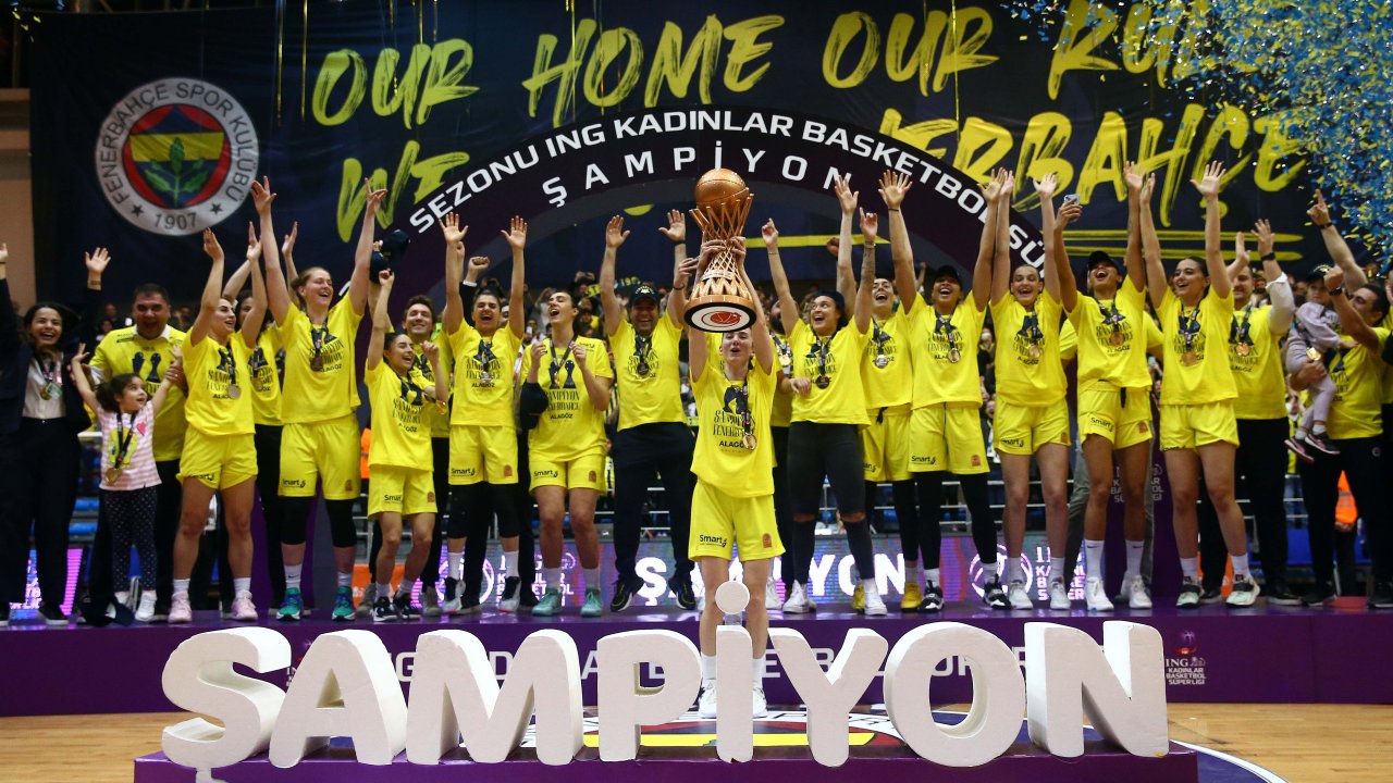 Fenerbahçe Alagöz Holding Şampiyonluk Kupasını Aldı