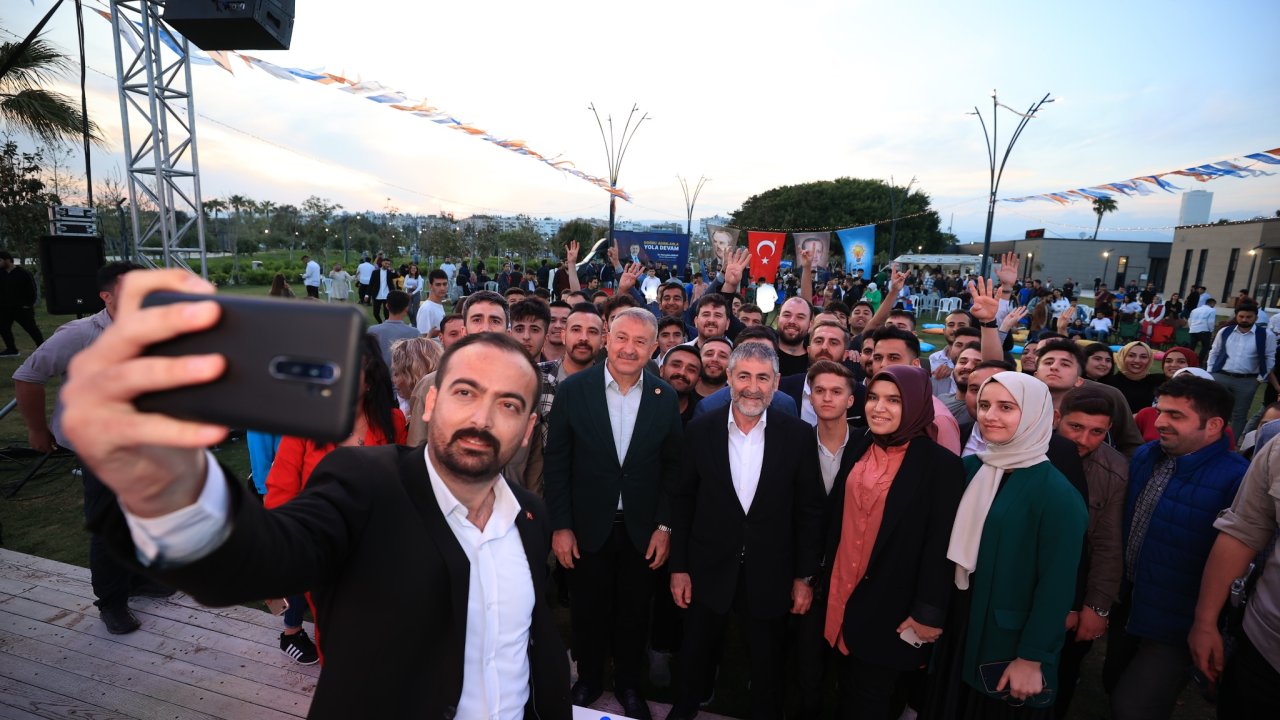 Bakan Nebati, Mersin Gençlerle Buluştu