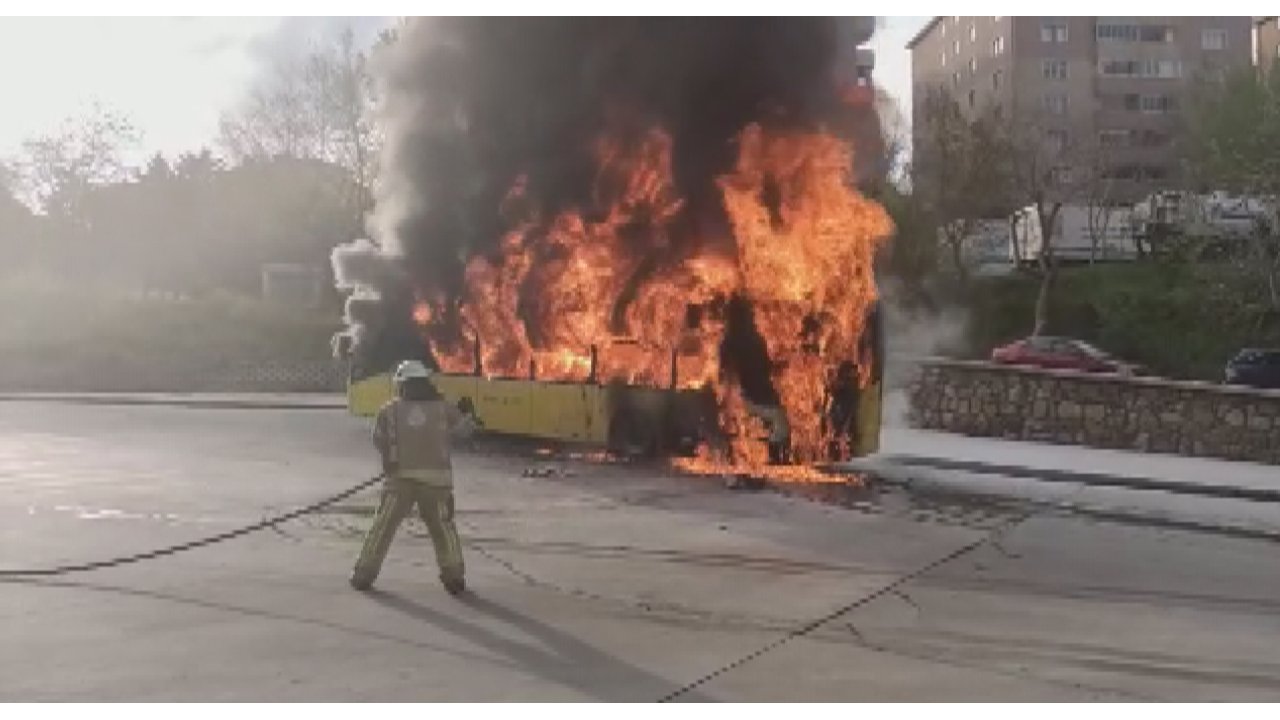 Kartal'da Park Halindeki İett Otobüsünde Yangın Çıktı-1