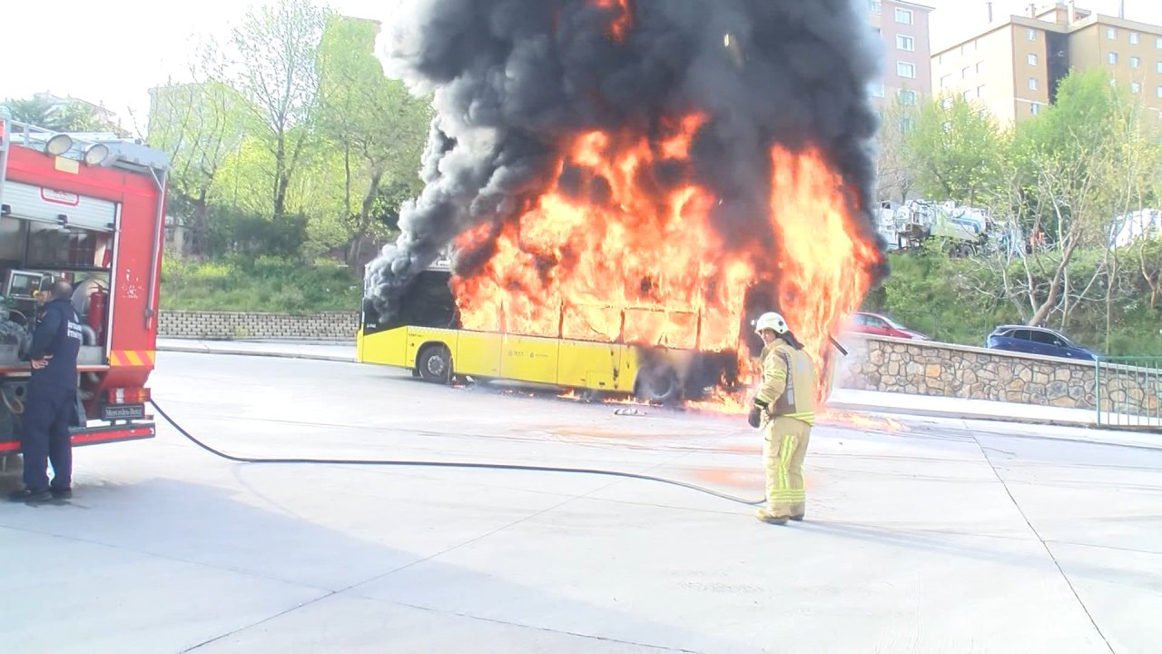 Geniş Haber // Kartal'da Park Halindeki İett Otobüsünde Yangın Çıktı