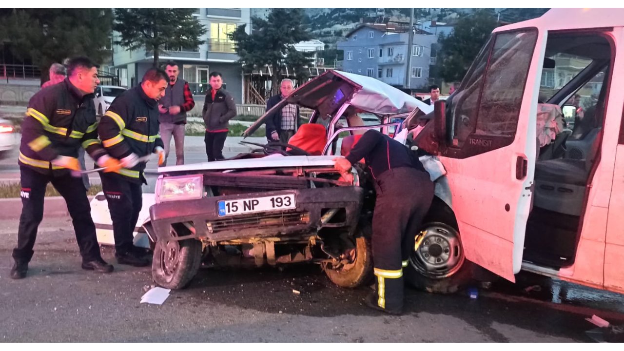 Burdur'da Otomobille Minibüs Çarpıştı: 1 Ölü, 2 Yaralı