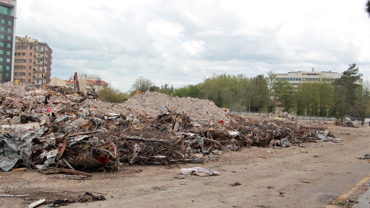 89 Kişinin Yaşamını Yitirdiği Galeria Sitesi’nin Enkazından 300 Kamyon Hafriyat Taşındı