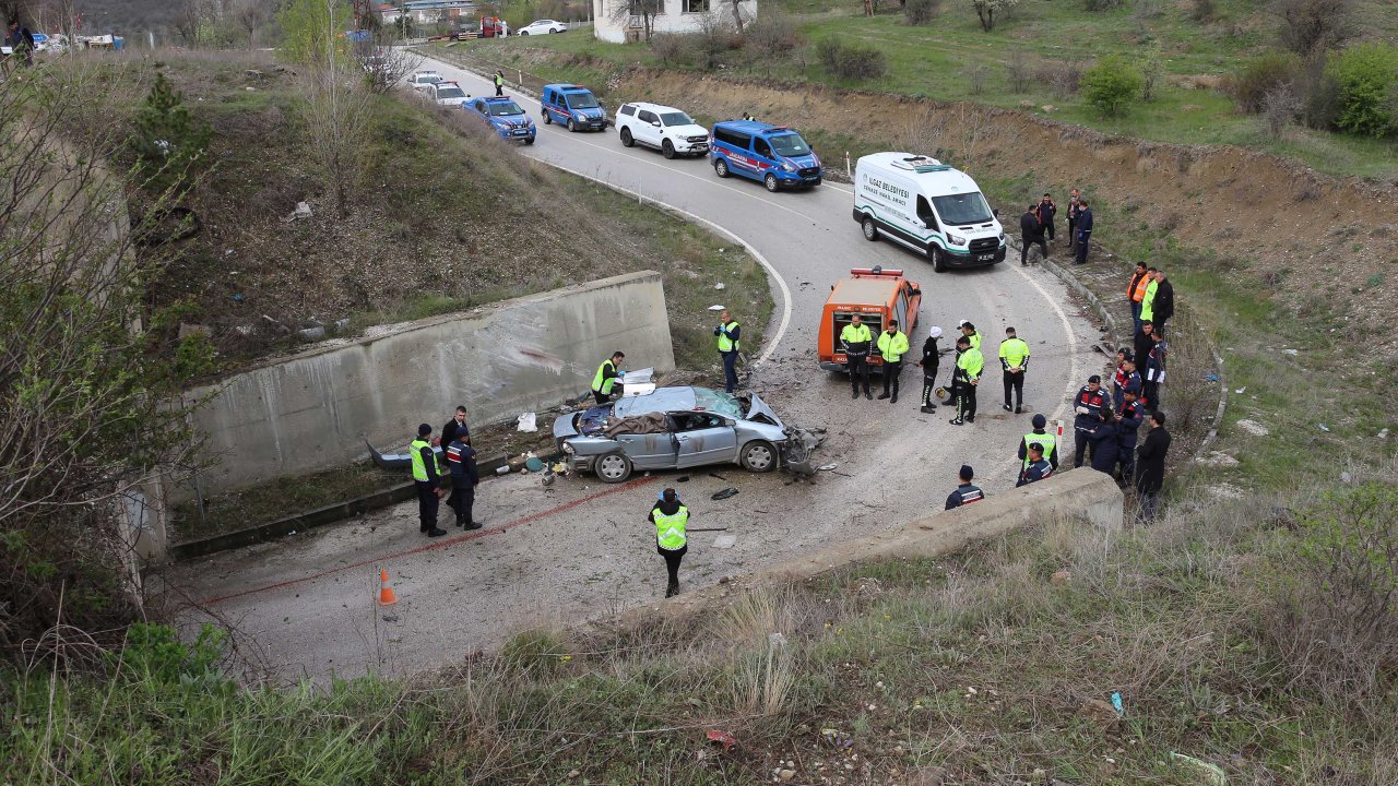 Otomobil 5 Metreden Alt Geçide Devrildi: 1'i Çocuk 3 Ölü, 2 Yaralı