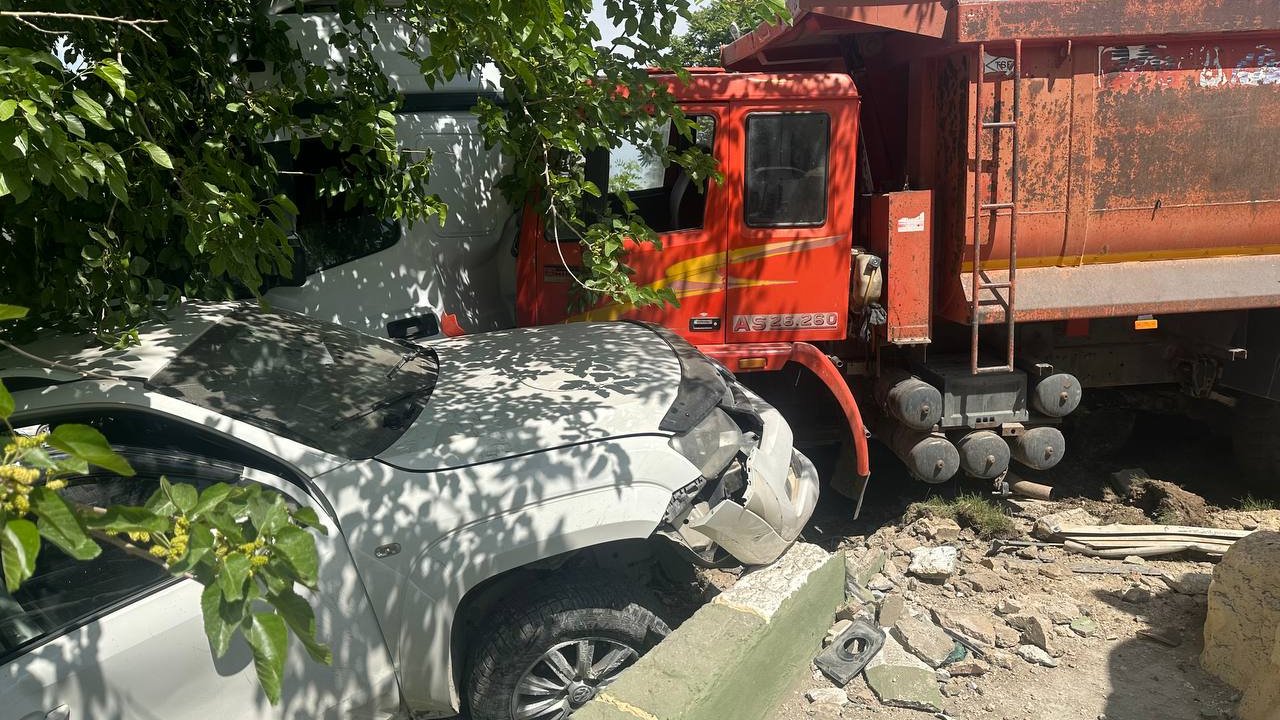 Freni Boşalan Kamyon 2 Araca Çarptı: 3 Yaralı