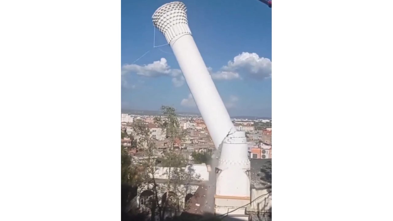 Batman'da Depremde Hasar Gören Caminin Minaresi Kontrollü Yıkıldı