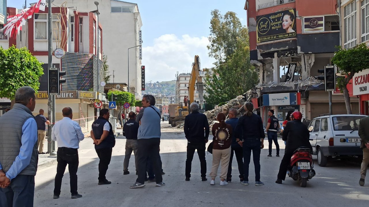 İskenderun'da Depremde Ağır Hasar Alan 6 Katlı Bina Kontrollü Yıkıldı