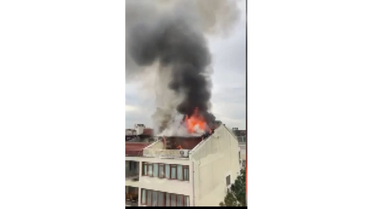 Bakırköy'de 5 Katlı Binanın Çatısı Alev Alev Yandı