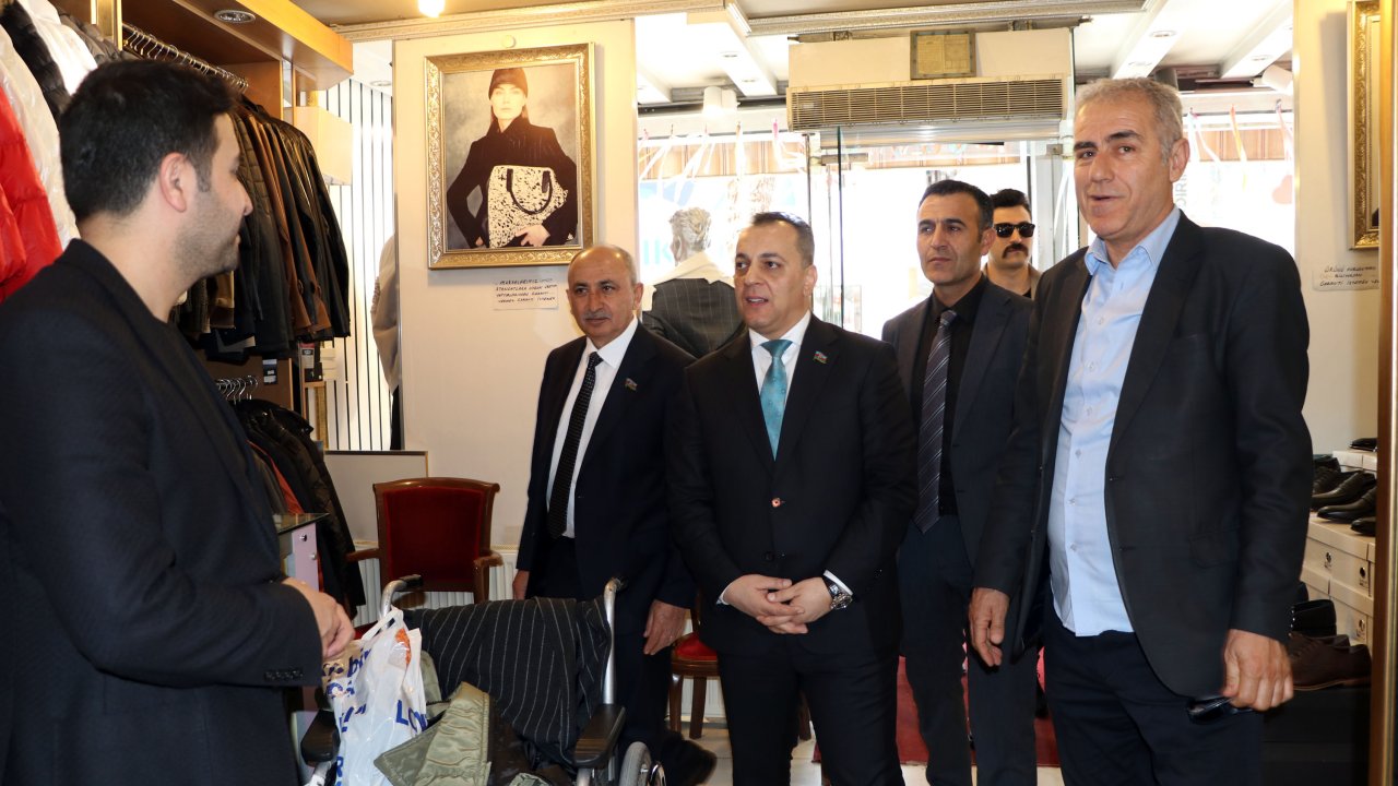 Azerbaycan Heyeti, Van'da Zeve Şehitliği'ni Ziyaret Etti